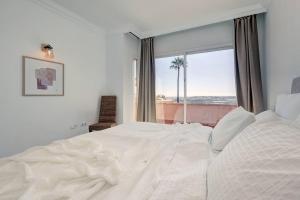 Fotografie z fotogalerie ubytování Stunning 2 Bedroom Apartment in Magna Marbella v destinaci Marbella