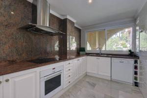 Fotografie z fotogalerie ubytování Stunning 2 Bedroom Apartment in Magna Marbella v destinaci Marbella