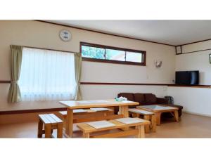 une chambre avec une table, des bancs et un canapé dans l'établissement Sudomari no Yado Sunmore - Vacation STAY 46754v, à Nikkō