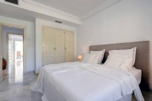 Fotografie z fotogalerie ubytování Stunning 2 Bedroom Apartment in Magna Marbella v destinaci Marbella