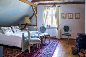 a bedroom with a bed and a table and chairs at Gościniec Bocianowo - oaza ciszy i spokoju wśród alpak in Stręgiel