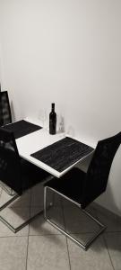 una mesa con un ordenador portátil encima en Apartma B & O en Idrija