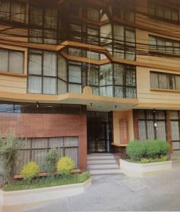 un edificio con una escalera delante de él en Céntrico apartamento en La Paz
