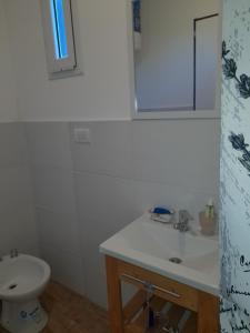 a bathroom with a sink and a toilet at Las Golondrinas Container in Mar del Plata