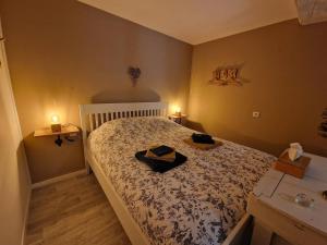 Un dormitorio con una cama con dos sombreros. en Petit cocon quartier historique Chaumont, en Chaumont