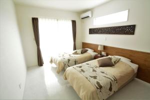 金武町にあるMarina Kin - Vacation STAY 48755vの窓のある寝室にベッドが2つある