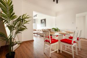 a kitchen and living room with a table and chairs at Origine rentals z3 3BR/2BA Lalely/Aksaray in Istanbul
