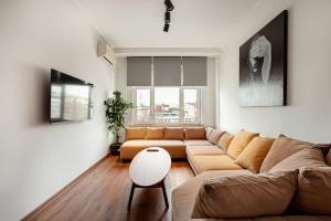 a living room with a couch and a table at Origine rentals z3 3BR/2BA Lalely/Aksaray in Istanbul