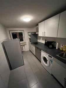 eine Küche mit Waschmaschine und Trockner in der Unterkunft Zentral gelegene Apartments in Gelsenkirchen für bis zu 5 Personen in Gelsenkirchen