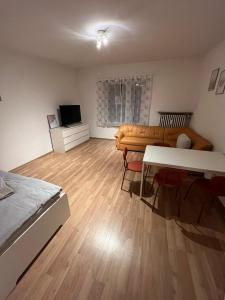 ein Wohnzimmer mit einem Sofa und einem Tisch in der Unterkunft Zentral gelegene Apartments in Gelsenkirchen für bis zu 5 Personen in Gelsenkirchen