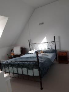 バンベリーにあるGuest House - oxfordshireの白い部屋にあるベッドのある寝室