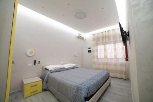 een kleine slaapkamer met een bed en een raam bij B&B La Colonna in Crotone