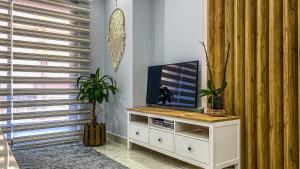 TV a/nebo společenská místnost v ubytování Cleopatra Twin Towers Apartment