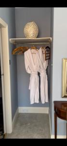 - un placard avec des serviettes blanches sur un portant dans l'établissement Doriam Guest House, à Bridlington