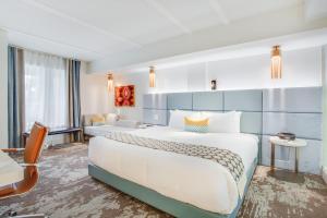ein Hotelzimmer mit einem großen Bett und einem Schreibtisch in der Unterkunft Living Water Resort & Spa in Collingwood