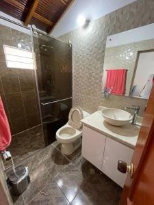 La salle de bains est pourvue de toilettes, d'un lavabo et d'une douche. dans l'établissement Apto. en zona céntrica con vista panorámica al pueblo, à San Gil