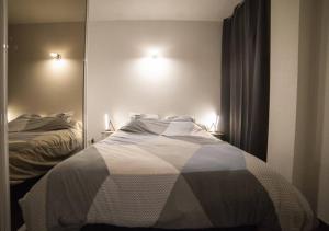 เตียงในห้องที่ L'île d'Olive, appartement entier 2 à 4 personnes terrasse 25 m2 Besançon, proche CV, Micropolis et CHU