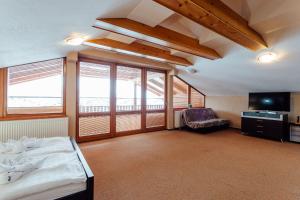 Ένα ή περισσότερα κρεβάτια σε δωμάτιο στο Orava Hotel