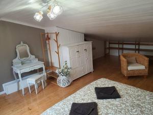 Habitación con cama, mesa y espejo. en Maison avec Jacuzzi privatif et terrasse N’1 en Équihen-Plage