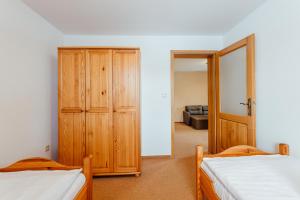 Ένα ή περισσότερα κρεβάτια σε δωμάτιο στο Orava Hotel