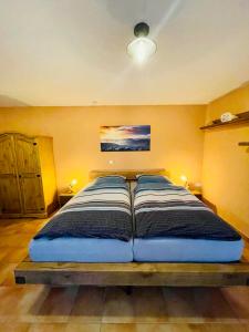 ein großes Bett in einem Zimmer mit gelben Wänden in der Unterkunft Sonnenberg Resort in Elzach + 26 Fotos