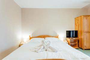 Ένα ή περισσότερα κρεβάτια σε δωμάτιο στο Orava Hotel