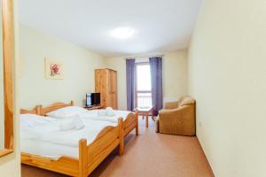 Ένα ή περισσότερα κρεβάτια σε δωμάτιο στο Orava Hotel