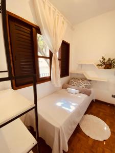 um quarto com duas camas e uma janela em Casa Nova em São Paulo