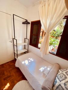 Un dormitorio con una cama grande y una ventana en Casa Nova en São Paulo