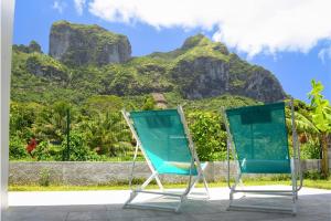 dwa krzesła przed widokiem na góry w obiekcie Vaiahi Tiny Home N1377 DTO-MT w mieście Bora Bora