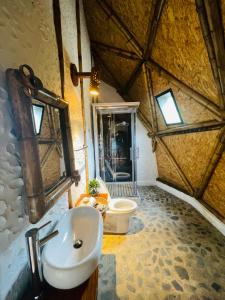 a bathroom with a sink and a toilet in a room at Ecofuratena Glamping & Experience in Utica