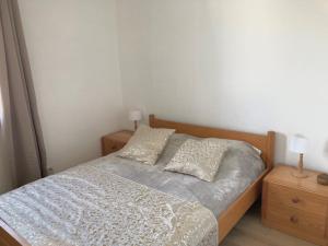 a bedroom with a bed with two pillows on it at Etoile dorée, vue mer, plage, clim, commerces, 3 étoiles in La Grande Motte