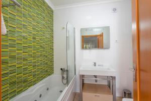 Koupelna v ubytování Âncora - Praia do Porto de Mós + 4 fotografie