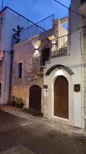 um edifício de tijolos com uma escada e duas portas em NICOLAUS SUITE Wellness Experience em Bari Palese