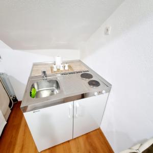 małą kuchnię ze zlewem w pokoju w obiekcie Apartmani i sobe Milojević w mieście Trebinje