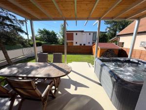 Patio alebo iná vonkajšia časť ubytovania Felix House Siófok
