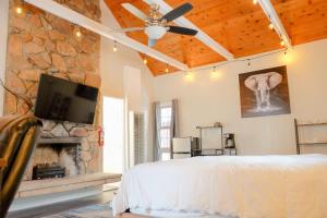 TV a/nebo společenská místnost v ubytování Sherwood Arms Motel