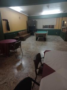 salon ze stołem bilardowym i kanapą w obiekcie Hotel 2 de mayo 2 w mieście Xinzo de Limia