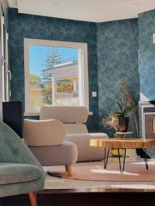 uma sala de estar com um sofá e uma mesa em Luna House em Cascais