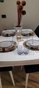 - une table blanche avec des assiettes et des verres dans l'établissement ‌skyland, à Istanbul