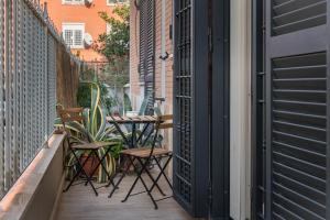 einen Balkon mit Stühlen und einem Tisch auf einem Gebäude in der Unterkunft Good Time Apartment in Ciampino