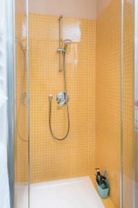 baño con ducha y puerta de cristal en Good Time Apartment, en Ciampino