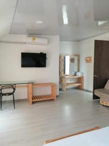 TV a/nebo společenská místnost v ubytování Hotel 42 Avenida