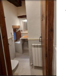 een badkamer met een wit toilet en een wastafel bij Casa Chidro in Buesa