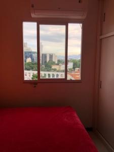 1 dormitorio con ventana y vistas a la ciudad en Cobertura com Piscina na Lapa, en Río de Janeiro