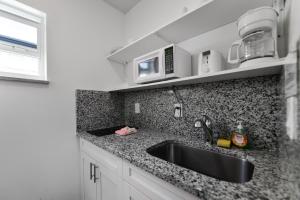 una cocina con fregadero y microondas en Wonderful Studio with pool and parking at the beach! M31, en Hollywood