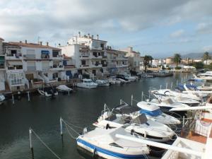 a bunch of boats are docked in a harbor at Casa rural Castelló d'Empúries, 2 dormitorios, 5 personas - ES-204-13 in Empuriabrava