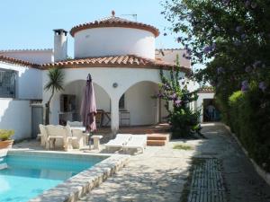 Bazén v ubytovaní Villa con piscina privada y jardín cerrado en Castelló d'Empúries, ideal para 6-8 personas - ES-204-1 alebo v jeho blízkosti