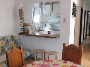 Kuchyňa alebo kuchynka v ubytovaní Villa con piscina privada y jardín cerrado en Castelló d'Empúries, ideal para 6-8 personas - ES-204-1