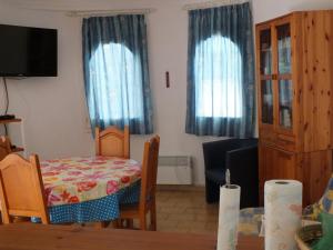 Posteľ alebo postele v izbe v ubytovaní Villa con piscina privada y jardín cerrado en Castelló d'Empúries, ideal para 6-8 personas - ES-204-1 + 13 fotografií